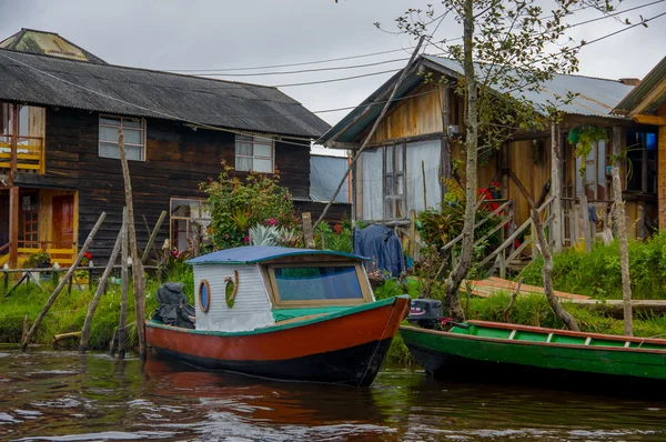 Pasto, kolumbien - 3. juli 2016: kleines boot parkt vor einigen farbenfrohen häusern im la cocha see — Stockfoto