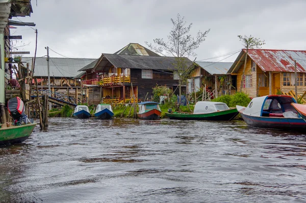 Pasto, Kolumbie - 3. července 2016: některé lodě zaparkovaných na boku malé řeky nedaleko la otce Passanhu jezero — Stock fotografie
