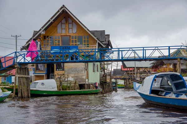 Pasto, Colombia - 3 juli 2016: twee niet-geïdentificeerde mensen een kleine brug in la cocha lake — Stockfoto