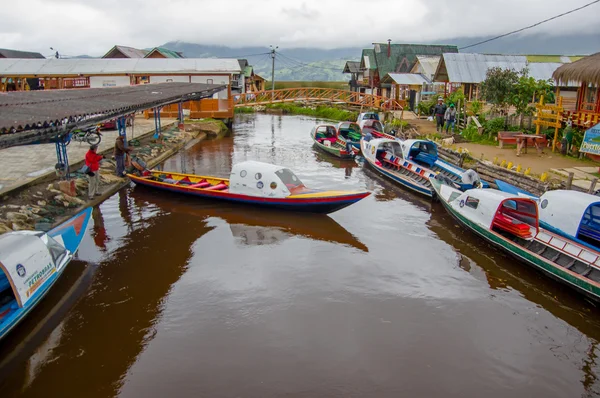 Pasto, kolumbien - 3. juli 2016: einige boote parken im hafen eines kleinen ortes im la cocha see — Stockfoto