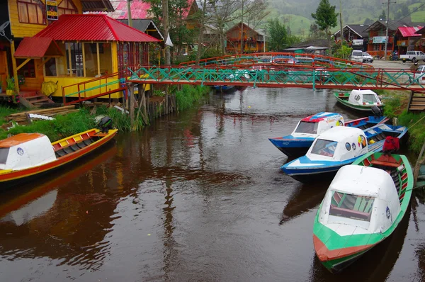 Pasto, Colombia - 3 juli 2016: kleine kleurrijke boten geparkeerd in een oever van la cocha meer in het zuiden van colombia — Stockfoto