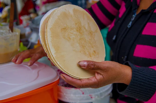 Pasto, Colombia - 3 juli 2016: kvinnor tar ut vissa wafer att förbereda en läcker dessert — Stockfoto