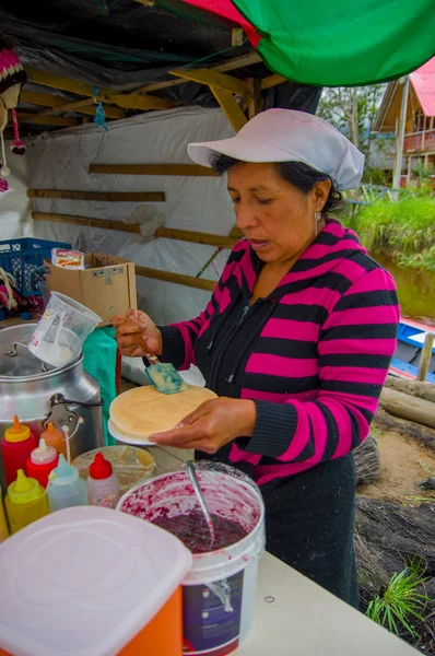 PASTO, COLOMBIA - 3 LUGLIO 2016: donna non identificata che prepara un dessert con caramello e wafer in un luogo vicino al lago di Coca Cola — Foto Stock