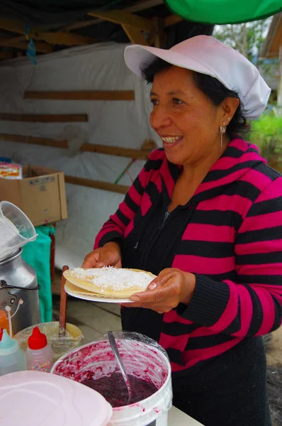 Pasto, Κολομβία - 3 Ιουλίου 2016: αγνώστων στοιχείων γυναίκα προετοιμασία επιδόρπιο με κάποια γκοφρέτες, μαρμελάδες και καρύδα — Φωτογραφία Αρχείου