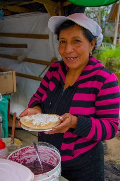 Pasto, Colombia - 3 juli 2016: de onbekende vrouw vanaf een locatie dicht bij la cocha voorbereiding een dessert — Stockfoto