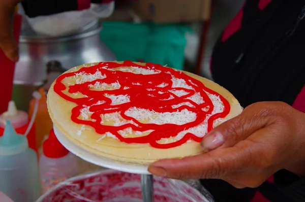 Pasto, Colombia - 3 juli 2016: dessert tillagas av en kvinna i ett läge nära la cocha sjö — Stockfoto