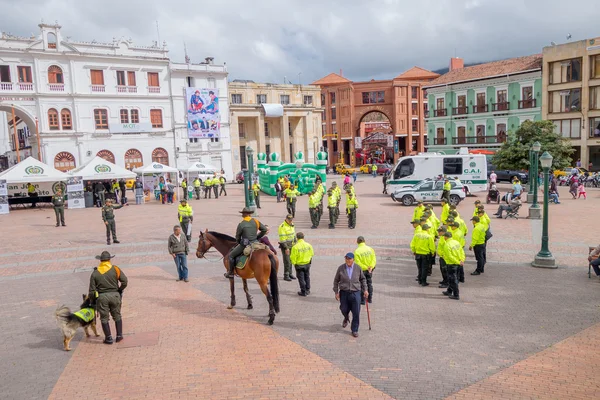 Pasto, Kolombiya - 3 Temmuz 2016: Şehrin merkez meydanında duran bazı polisler — Stok fotoğraf