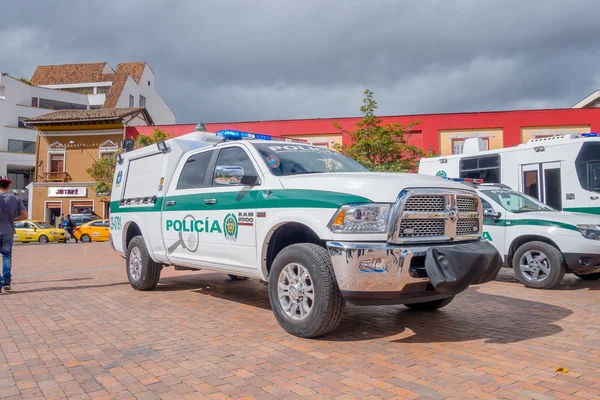 PASTO, COLOMBIA - 3 DE JULIO DE 2016: Recogida policial estacionada en la plaza central de la ciudad junto a otros vehículos policiales —  Fotos de Stock