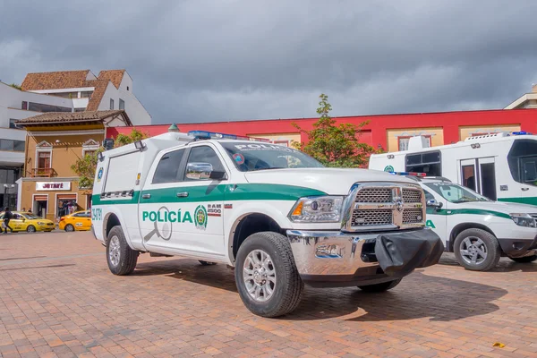 PASTO, COLOMBIA - 3 DE JULIO DE 2016: Recogida de policías blancos y verdes estacionada junto a otros vehículos policiales —  Fotos de Stock