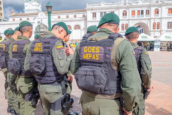 Pasto, Kolombiya - 3 Temmuz 2016: Şehrin merkez meydanında üniforma ve can yeleği giyen polis — Stok fotoğraf