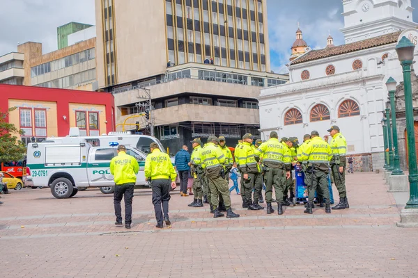 콜롬비아 파소 - 2016년 7월 3일: 도시의 중앙 광장에 제복을 입은 경찰대 — 스톡 사진
