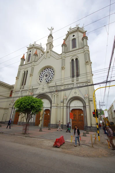 PASTO, COLÔMBIA - JULHO 3, 2016: pessoas não identificadas andando na rua perto de uma igreja — Fotografia de Stock