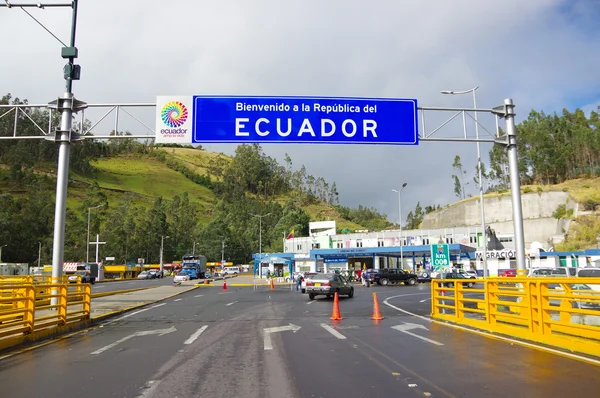 Ipiales、コロンビア - 2016 年 7 月 4 日: いくつかの車はコロンビアとエクアドルの間トラフ境界線に移行チェックポイントを運転 — ストック写真