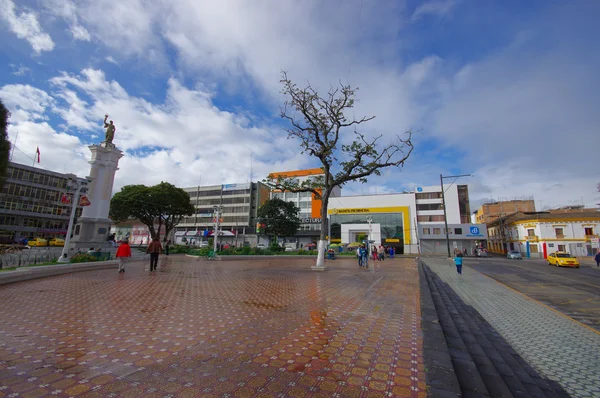 Tulcan, Ecuador - 3 juli 2015: sommige voetgangers lopen op het centrale plein van de stad — Stockfoto