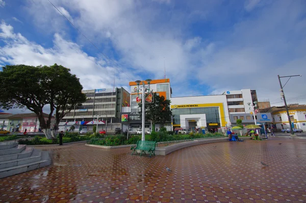 Tulcan, Ecuador - 3 juli 2016: sommige gebouwen gelegen tegenover het centrale plein van de stad — Stockfoto