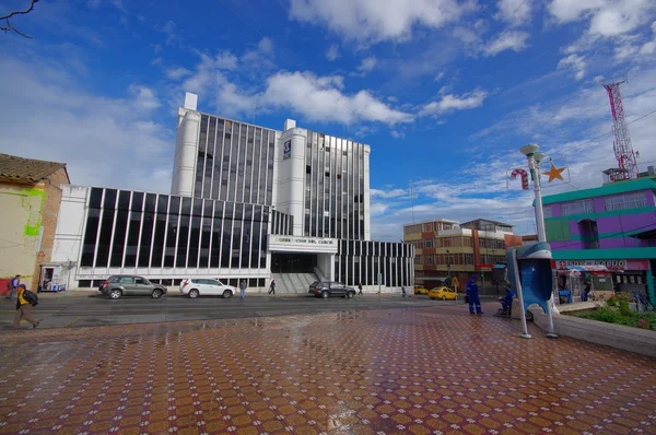 TULCAN, ECUADOR - JULHO 3, 2016: a prefeitura está localizada no cruzamento entre as avenidas sucre e 10 de agosto — Fotografia de Stock