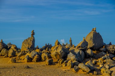 Deniz kıyısında, Aruba taş yığını