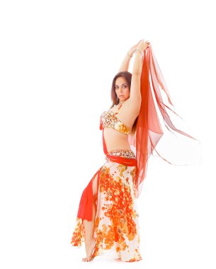 Etek, kırmızı ve kahverengi renkli top giyiyor Bellydancer peçe dansı, beyaz stüdyo arka plan performans elinde tutan