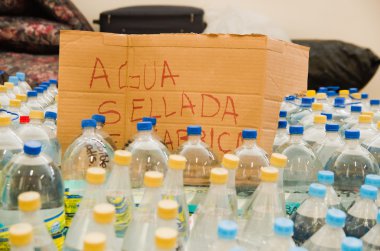 Quito, Ekvator - 23 Nisan 2016: su kıyılarında deprem kurtulanlar için afet yardımı sağlayan vatandaşlarının Quito bağışladı. Bicentenario Parkı'nda toplandı