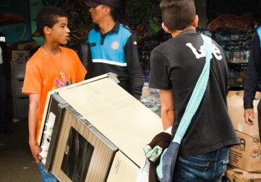 Quito, Ekvator - Nisan, 23, 2016: Afet Yardım gıda, giyim, ilaç ve su kıyılarında deprem kurtulanlar için sağlayan tanımlanamayan vatandaşlar Quito