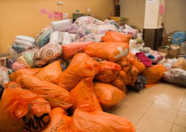 Quito, Ekvator - 23 Nisan 2016: Afet yardım gıda, Giysi, tıp ve su kıyılarında deprem hayatta kalanlar için. Bicentenario Parkı'nda toplandı