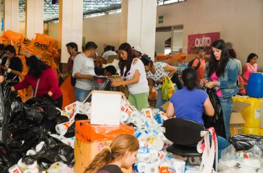 Quito, Ekvator - 23 Nisan 2016: Afet Yardım gıda, giyim, ilaç ve su kıyılarında deprem kurtulanlar için sağlayan tanımlanamayan vatandaşlar Quito