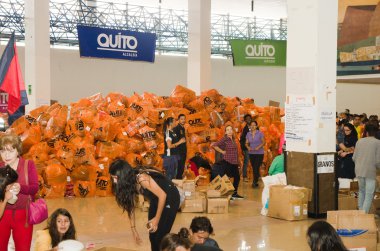 Quito, Ekvator - 23 Nisan 2016: Afet Yardım gıda, giyim, ilaç ve su kıyılarında deprem kurtulanlar için sağlayan tanımlanamayan vatandaşlar Quito