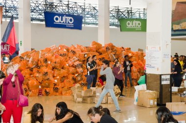 Quito, Ekvator - 23 Nisan 2016: Afet Yardım gıda, giyim, ilaç ve su kıyılarında deprem kurtulanlar için sağlayan tanımlanamayan vatandaşlar Quito