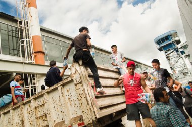 Quito, Ekvator - Nisan, 23, 2016: Afet Yardım gıda, giyim, ilaç ve su kıyılarında deprem kurtulanlar için sağlayan tanımlanamayan vatandaşlar Quito