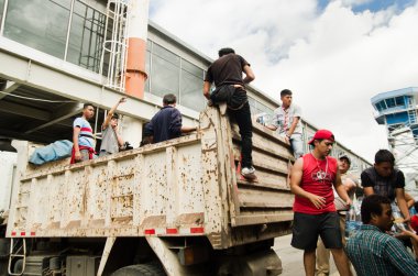 Quito, Ekvator - Nisan, 23, 2016: Afet Yardım gıda, giyim, ilaç ve su kıyılarında deprem kurtulanlar için sağlayan tanımlanamayan vatandaşlar Quito