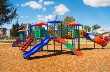 Quito, Ekvator - 8 Ağustos, 2016: renkli genel Bahçesi kuleleri tüneller ve şehir içi park La Carolina, bulunan slaytlar ile güzel bir güneşli gün