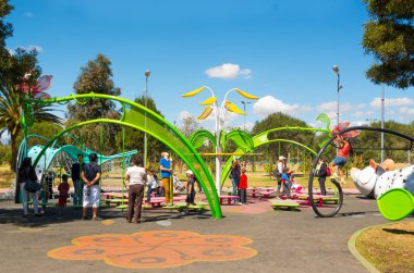 Quito, Ekvator - 8 Ağustos, 2016: faaliyetleri, varyasyonları ile sanatsal tasarım genel bahçesi bulunan şehir içi park La Carolina, güzel bir güneşli gün
