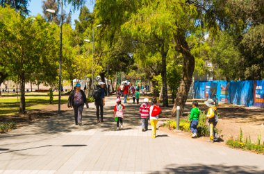 Quito, Ekvator - 8 Ağustos, 2016: şehir içinde yürüyüş park La Carolina, grup çocuk yetişkin ağaçların, yaya yolu sorrounded Esmeralda ile güzel bir güneşli gün