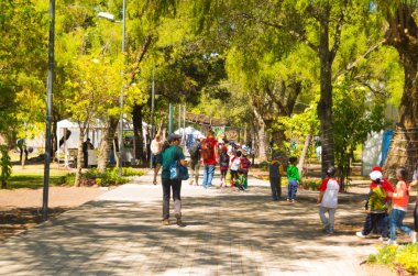 Quito, Ekvator - 8 Ağustos, 2016: şehir içinde yürüyüş park La Carolina, grup çocuk yetişkin ağaçların, yaya yolu sorrounded Esmeralda ile güzel bir güneşli gün