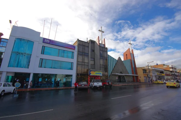 厄瓜多尔图尔坎--2016年7月3日: 该市一条重要街道上一家小店旁的收入服务办公室 — 图库照片