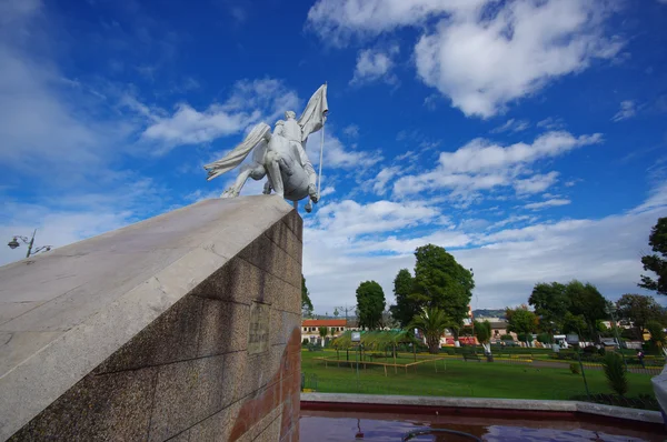 TULCAN, ÉQUATEUR - 3 JUILLET 2016 : monument el libertador situé dans l'un des parcs les plus importants de la ville — Photo