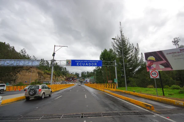 TULCAN, ECUADOR - 3 DE JULIO DE 2016: el puente Rumichaca es la frontera entre Ecuador y Colombia — Foto de Stock
