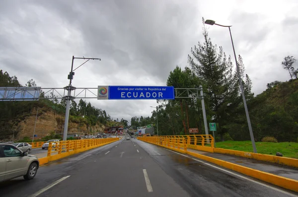 TULCAN, ECUADOR - 3 июля 2016 года: пограничная дорога между Колумбией и Эквадором, спасибо за посещение знака "Эквадор" — стоковое фото