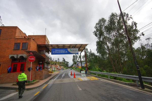 Tulcan, ecuador - 3. juli 2016: kontrollpunkt an der grenze zwischen ecuador und kolumbien — Stockfoto