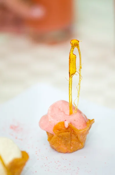 Piccole zuccheriere artistiche molto eleganti riempite di crema mousse rosa seduta su piatto bianco — Foto Stock