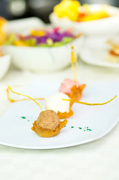 Sehr elegante künstlerische kleine Zuckerschüsseln gefüllt mit Sahne und Schokolade auf weißem Teller sitzend, verschwommene Speisenportionen Hintergrund — Stockfoto