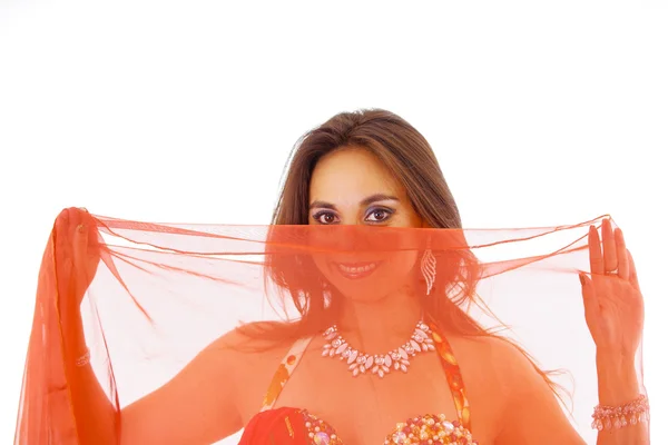Fejlövés bellydancer kiterjedő átlátszó piros sállal, néző kamera mosolygó arc — Stock Fotó