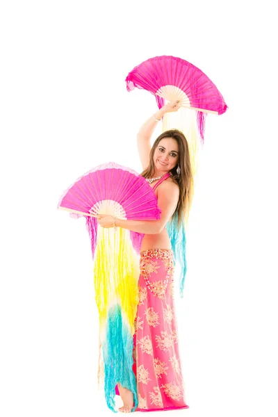 Bellydancer vestindo top de cor rosa com saia, segurando lenço colorido em mãos realizando dança, fundo estúdio branco — Fotografia de Stock