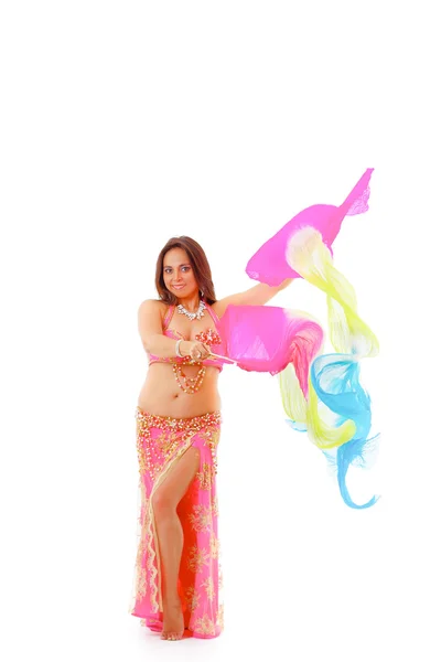 Bellydancer vistiendo top de color rosa con falda, sosteniendo bufanda colorida en las manos realizando danza, fondo de estudio blanco — Foto de Stock