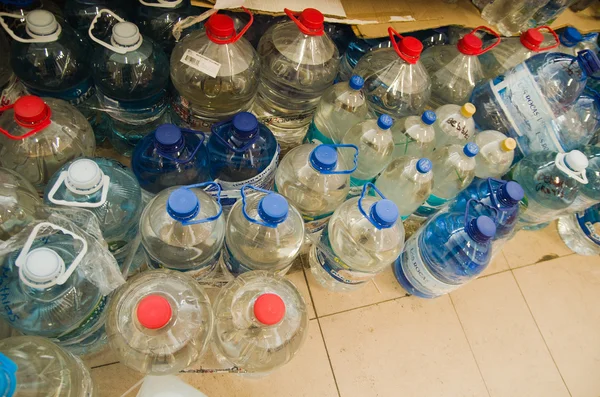 Quito, Ecuador - 23 de abril de 2016: Agua donada por ciudadanos de Quito brindando socorro por desastres a sobrevivientes de terremotos en la costa. Reunidos en el Parque Bicentenario — Foto de Stock