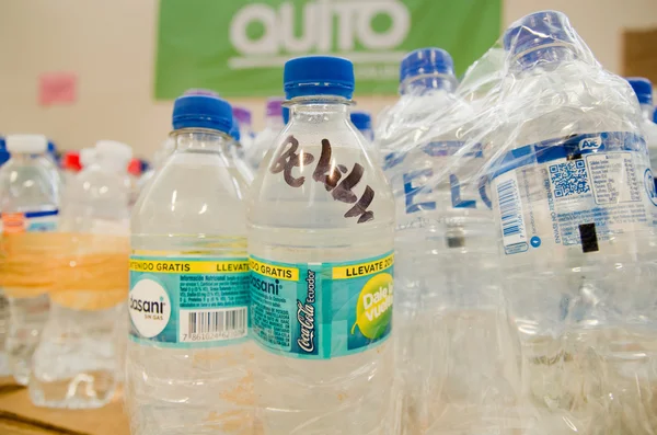 Quito, Ecuador - 23 de abril de 2016: Agua donada por ciudadanos de Quito brindando socorro por desastres a sobrevivientes de terremotos en la costa. Reunidos en el Parque Bicentenario — Foto de Stock