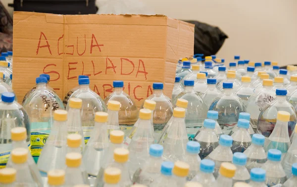 Quito, Equador - 23 de abril de 2016: Água doada por cidadãos de Quito fornecendo ajuda em desastres para sobreviventes de terremotos na costa. Reunidos no Parque do Bicentenário — Fotografia de Stock