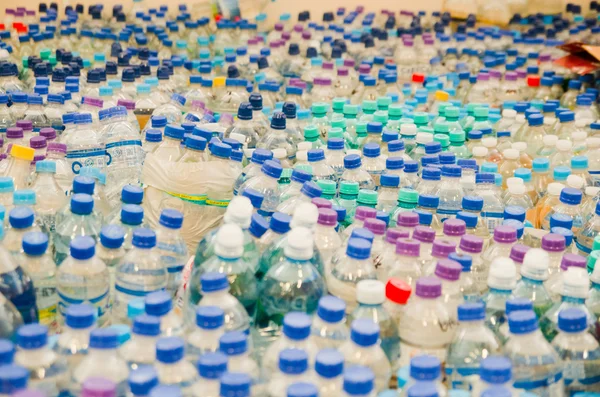 Quito, Ecuador - 23 de abril de 2016: Agua donada por ciudadanos de Quito brindando socorro por desastres a sobrevivientes de terremotos en la costa. Reunidos en el Parque Bicentenario — Foto de Stock