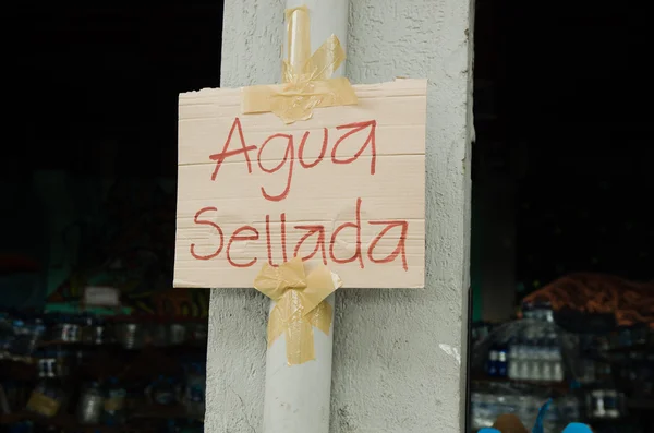 Quito, ecuador - 23. April 2016: Wasser, das von Bürgern von quito gespendet wird und Katastrophenhilfe für Erdbebenüberlebende an der Küste leistet. Versammlung im Park zum 200. — Stockfoto