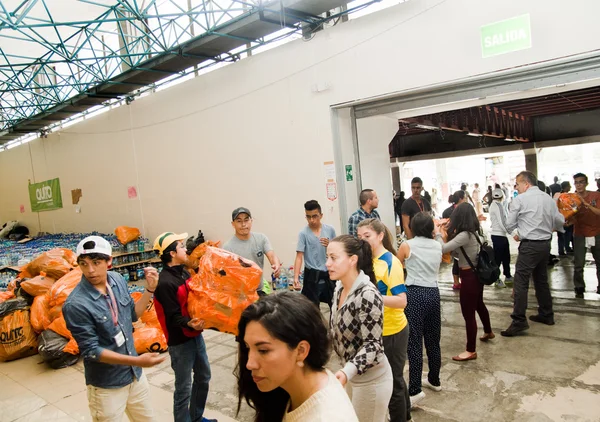 Quito, Ecuador - 23 de abril de 2016: Ciudadanos no identificados de Quito proveen alimentos, ropa, medicinas y agua para sobrevivientes de terremotos en la costa — Foto de Stock